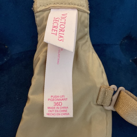 Victoria’s Secret 36D push-up and 34DD lined perfect coverage - Picture 8 of 8